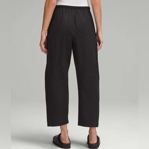 EUC Lululemon Lightweight Mid-Rise Barrel-Leg Cropped Pant in Black size 14